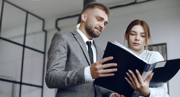 hombre y mujer mirando unos papeles